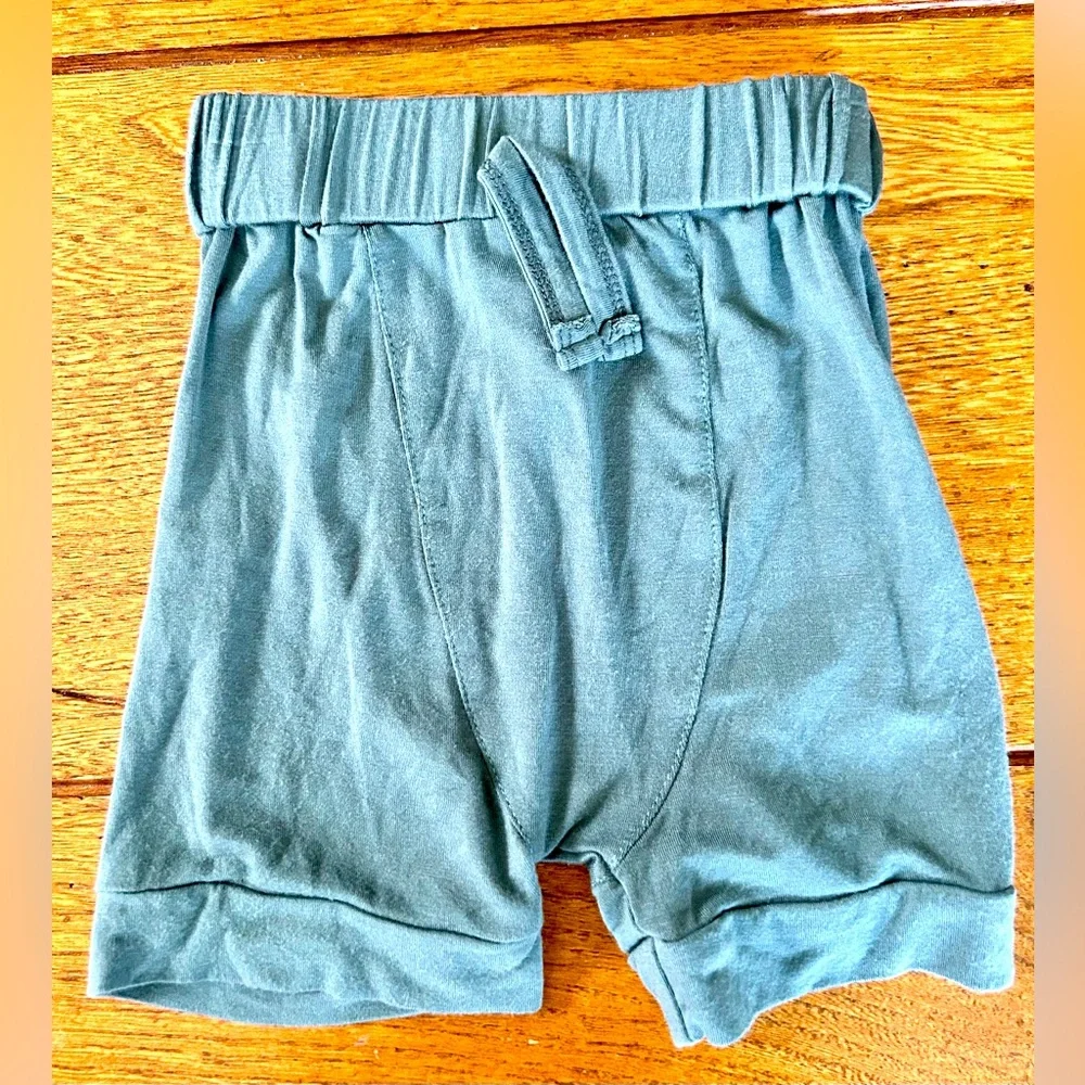 Kate Quinn unisex green organic cotton shorts size 6-12 months, guc